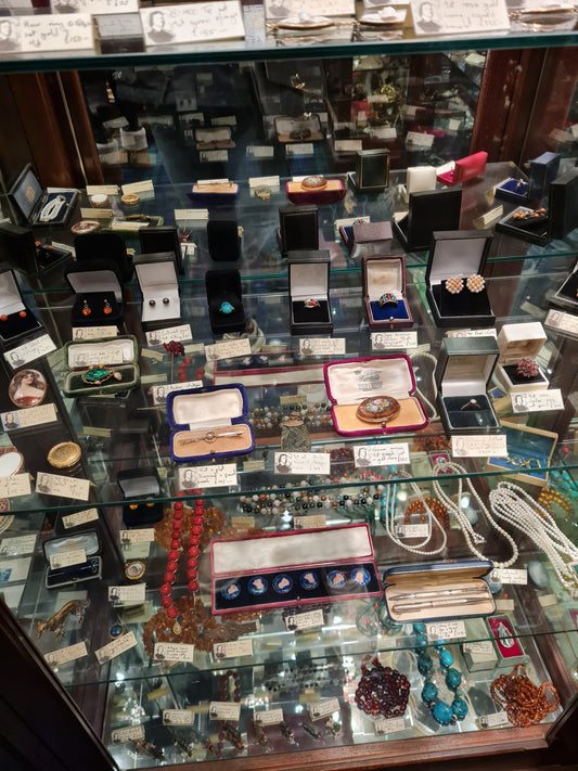 your guide to buying antique jewellery