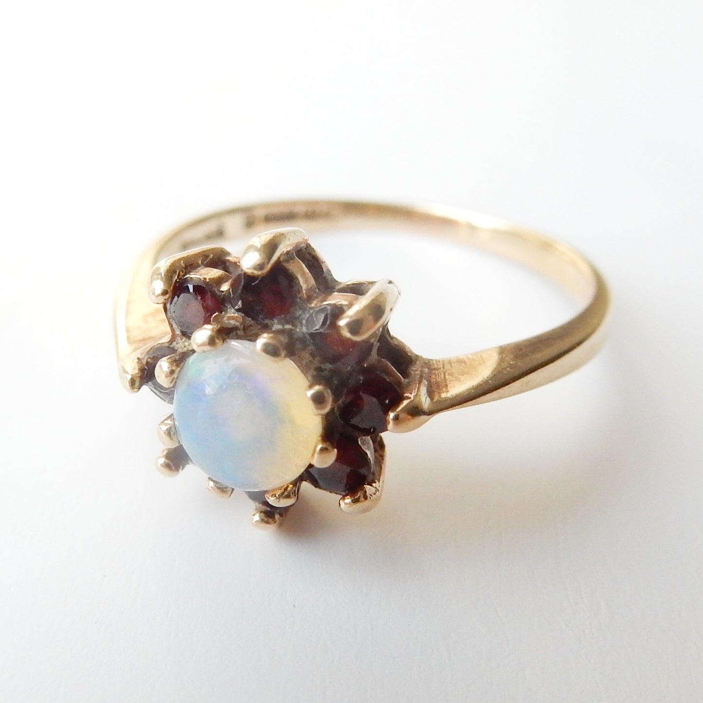 Pretty Vintage 9ct Gold Opal & Garnet Daisy Ring