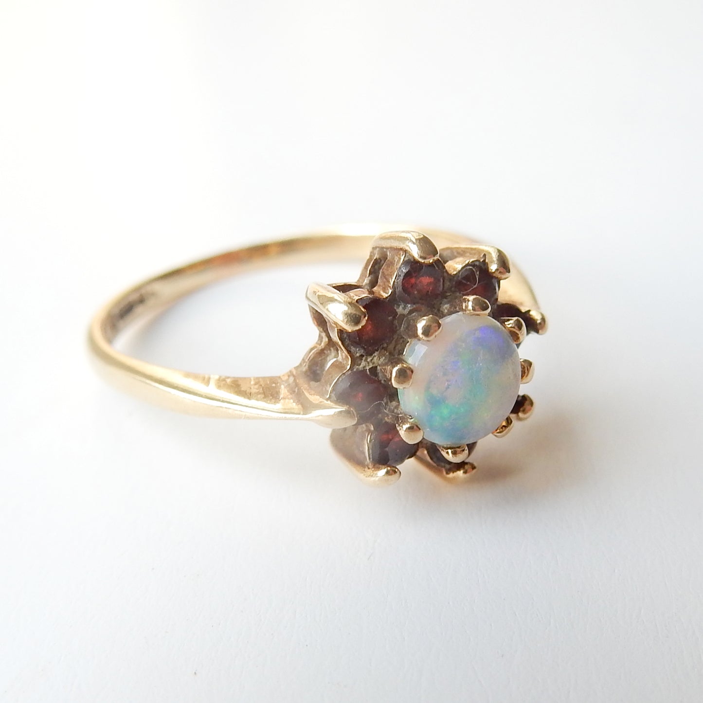 Pretty Vintage 9ct Gold Opal & Garnet Daisy Ring