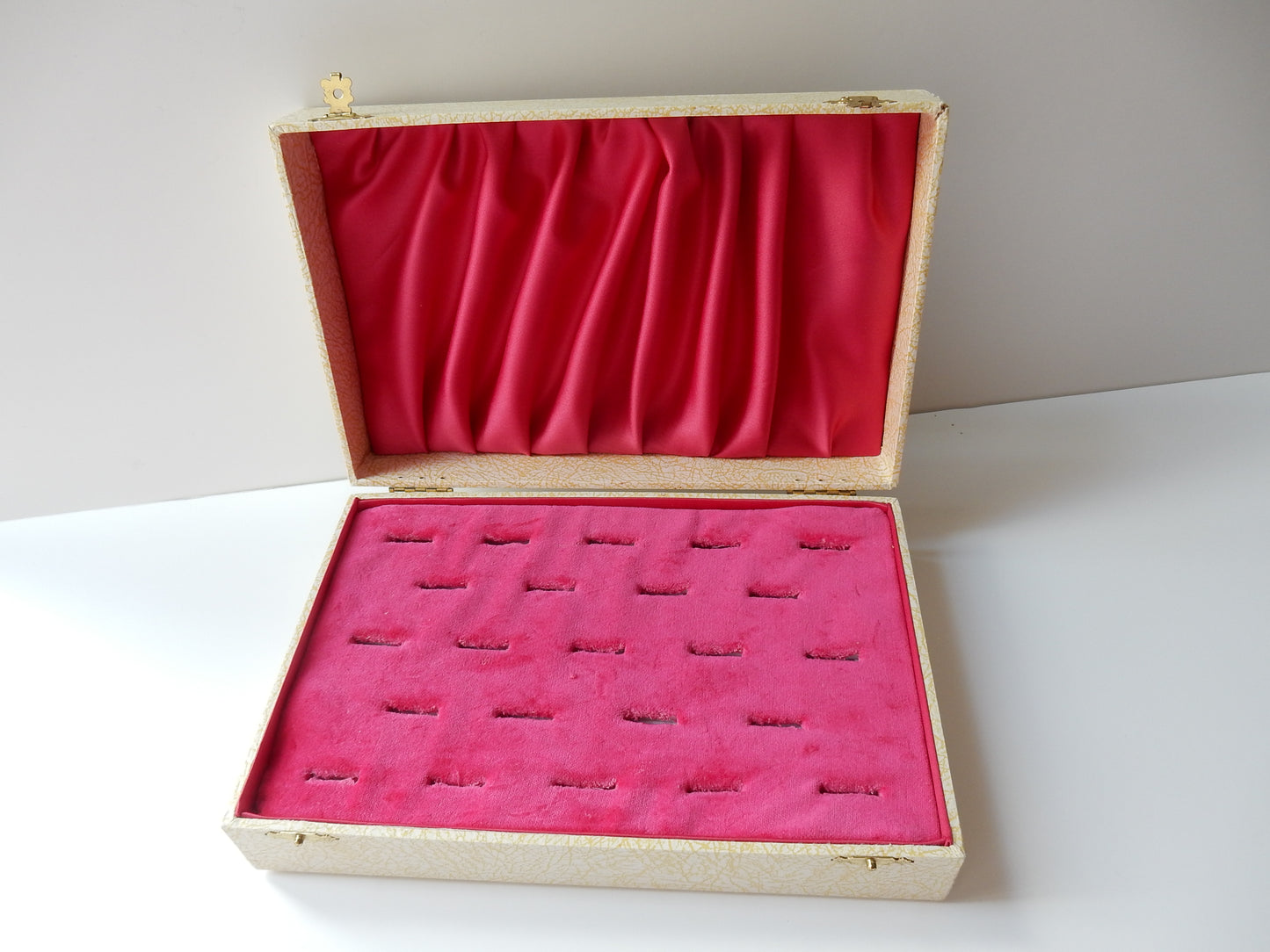 Luxurious Pink Velvet Multi Ring Box for 23 Rings