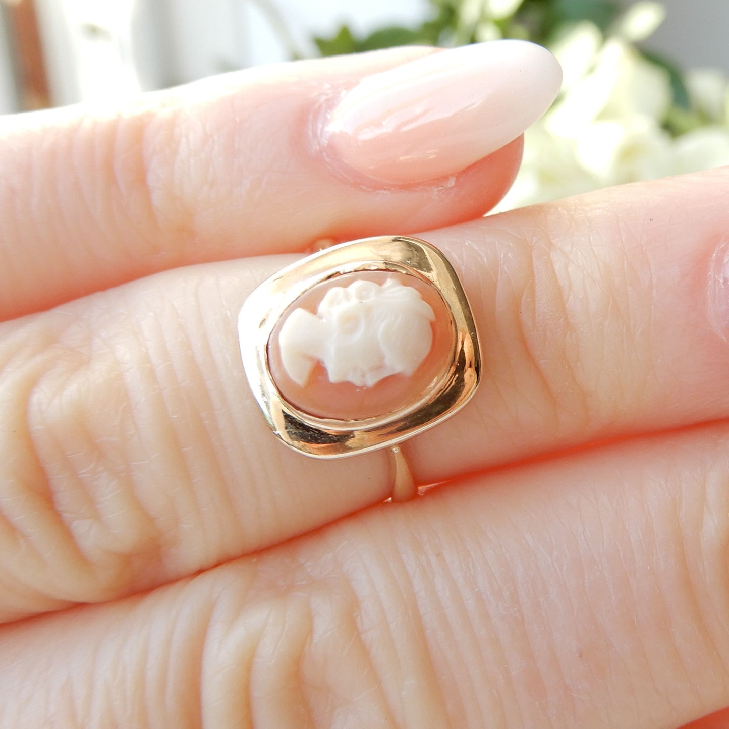 Vintage 9CT Gold Shell Cameo Ring