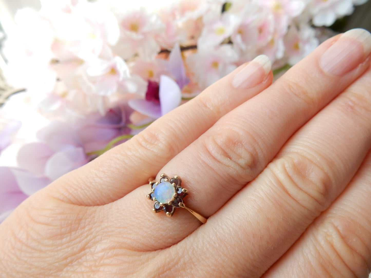 Pretty Vintage 9ct Gold Opal & Garnet Daisy Ring