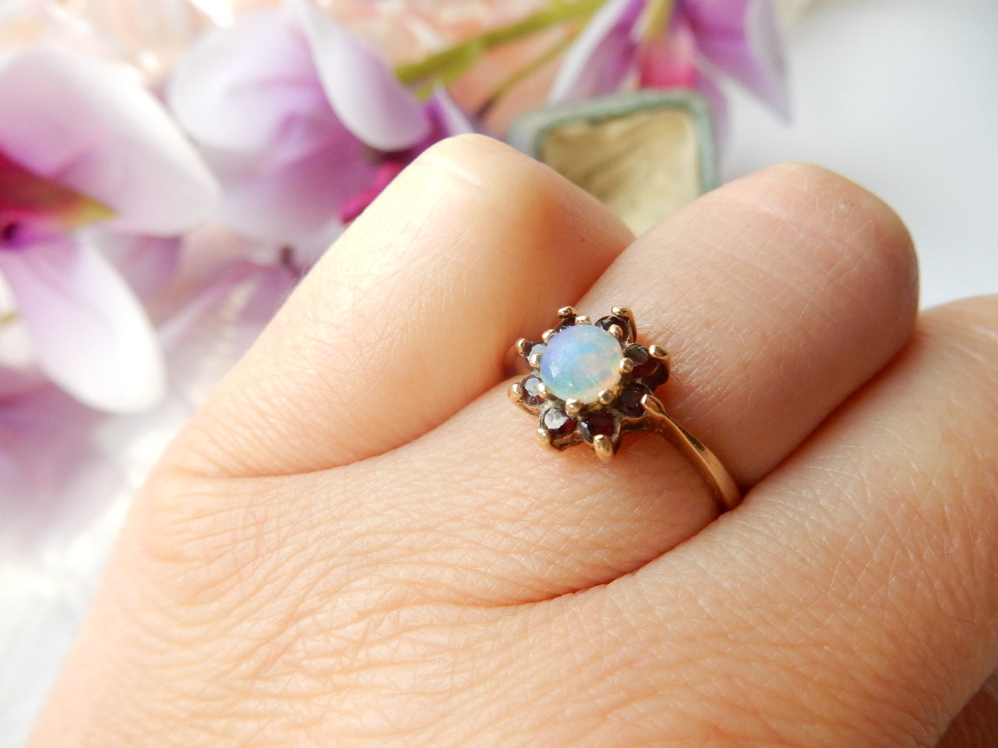 Pretty Vintage 9ct Gold Opal & Garnet Daisy Ring