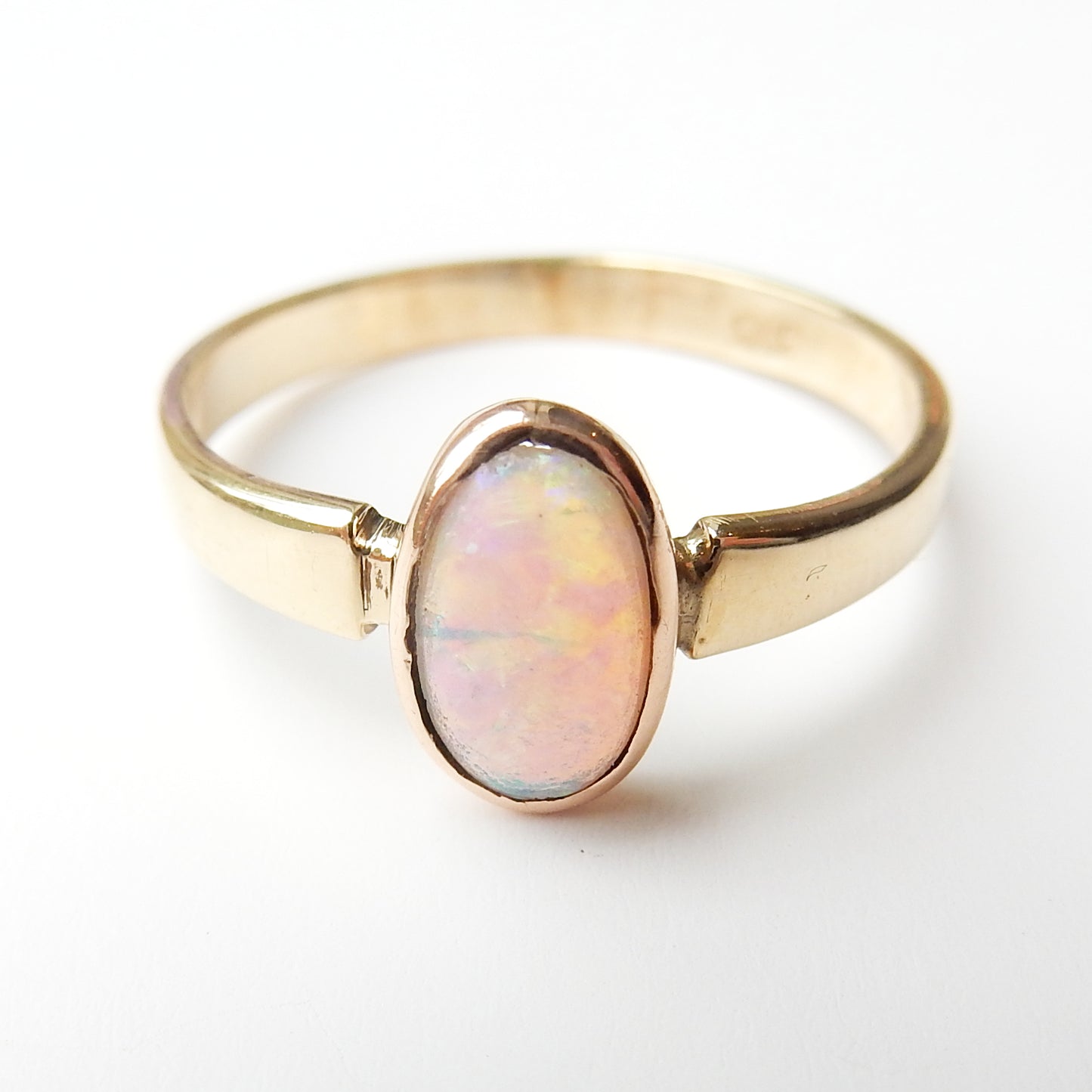 Vintage 9ct Gold Opal Solitaire Ring