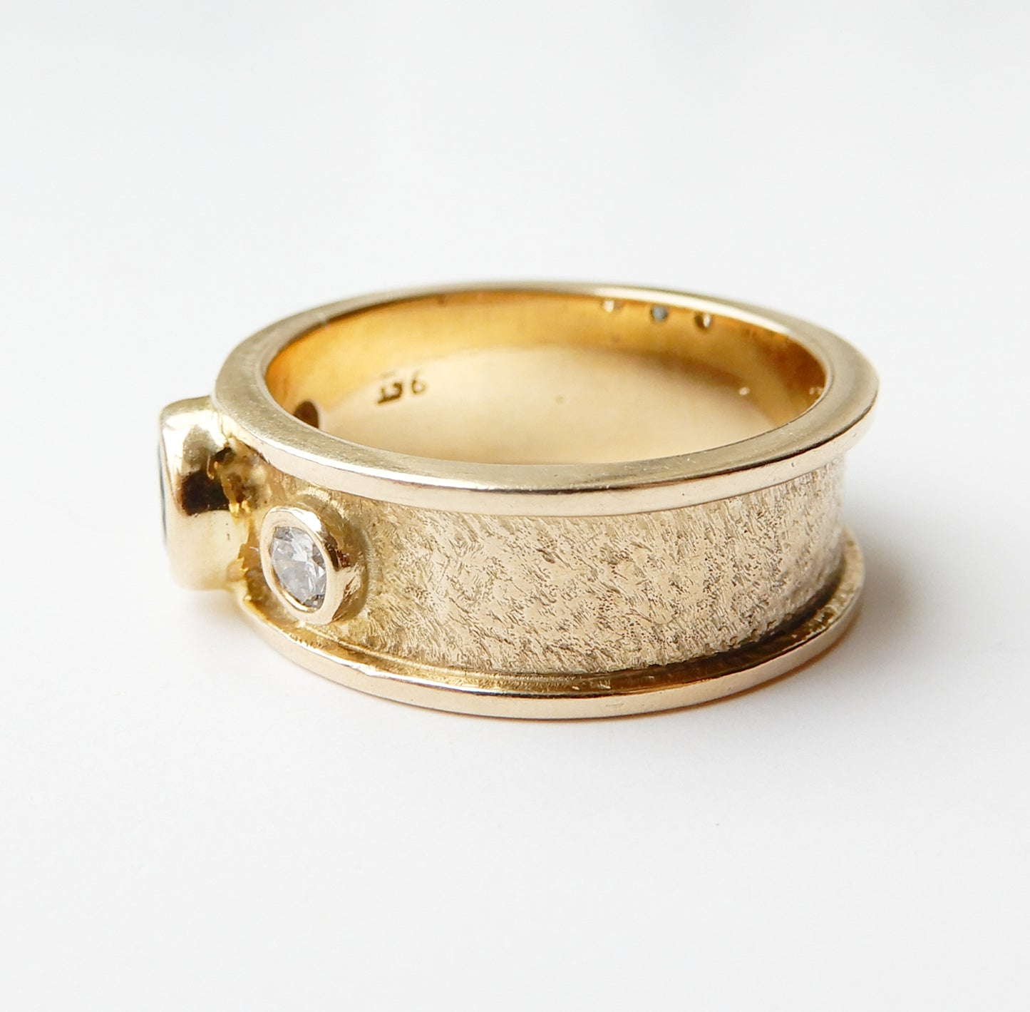 Chunky 9ct Gold Sapphire & Diamond Band (7.2grams)