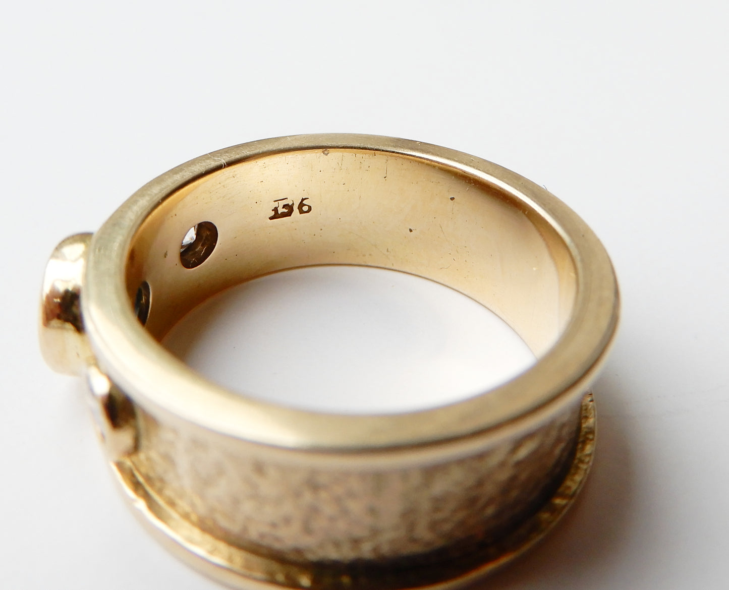 Chunky 9ct Gold Sapphire & Diamond Band (7.2grams)
