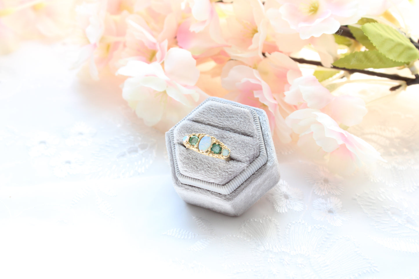 Vintage 9ct Gold Emerald & Opal Band