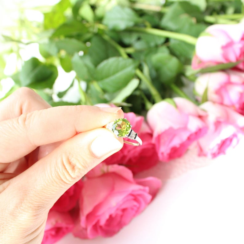 9ct White Gold Peridot & White Sapphire Ring