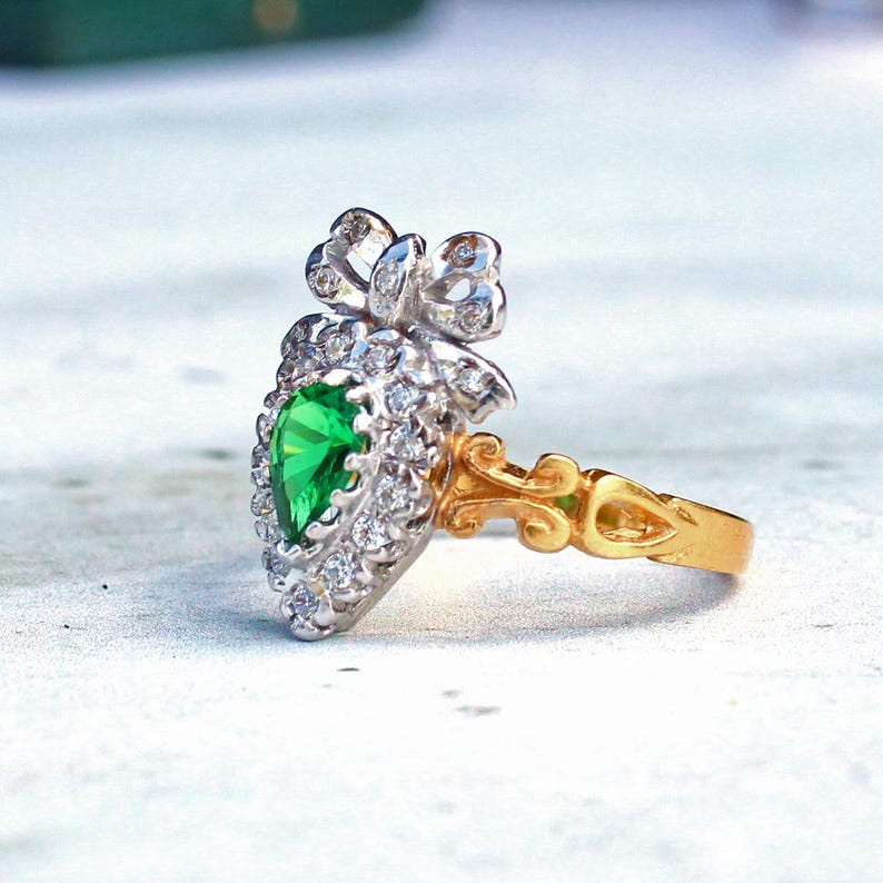 Victorian style Sterling Silver Emerald Paste Sweetheart Ring