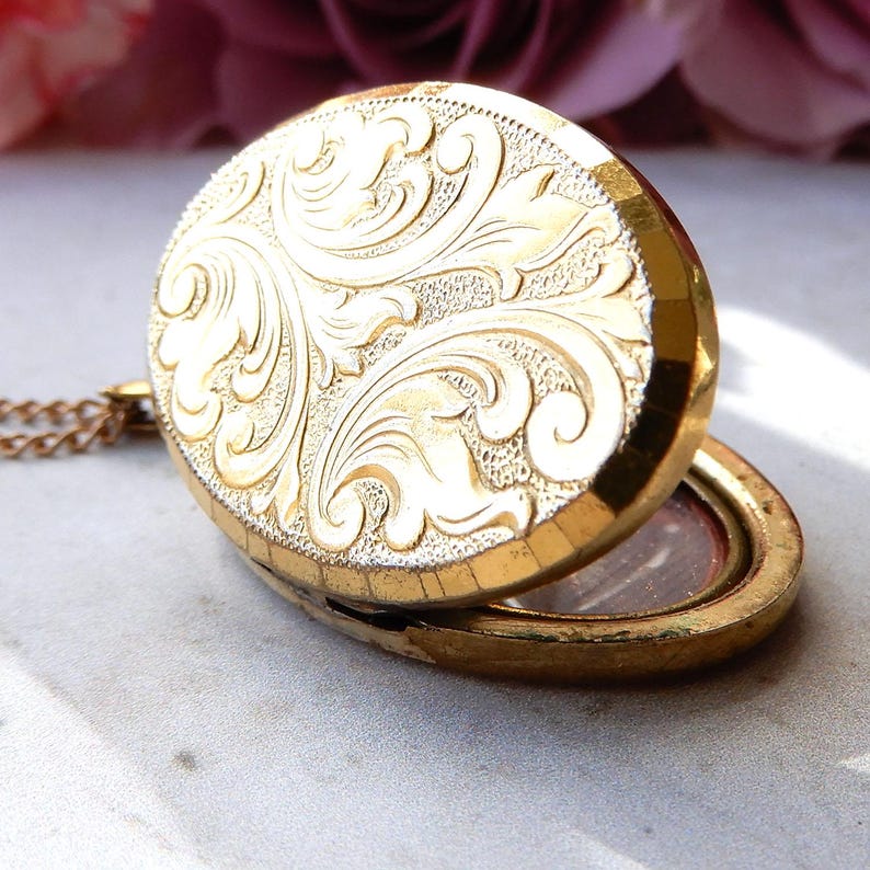 Vintage Rolled Gold Acanthus Leaf Locket with Chain