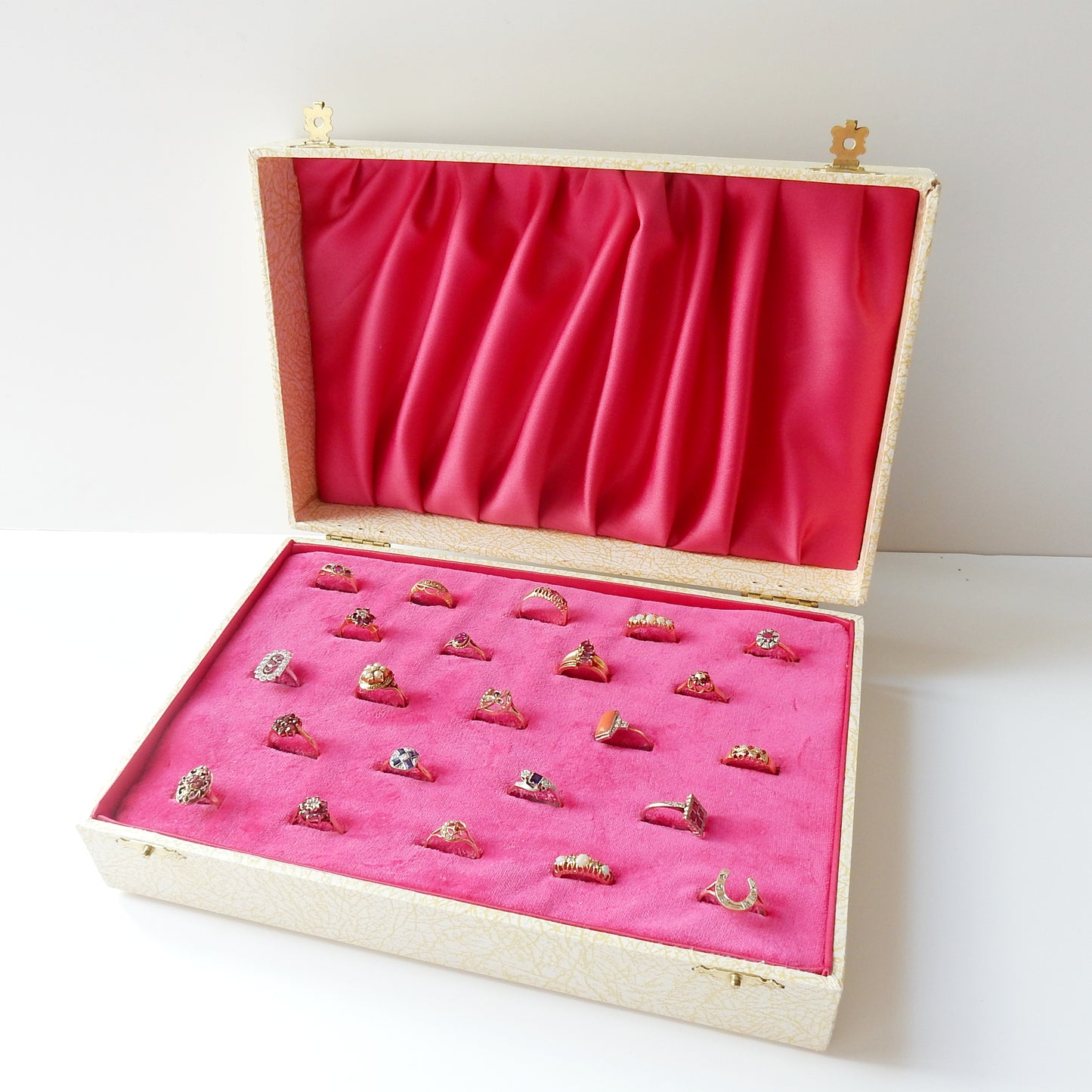 Luxurious Pink Velvet Multi Ring Box for 23 Rings