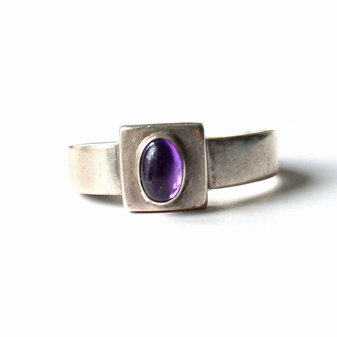 Pretty Sterling Silver Amethyst Cabochon Ring