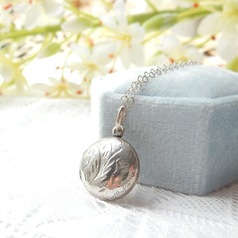 Vintage Sterling Silver Dainty Circle Locket Necklace
