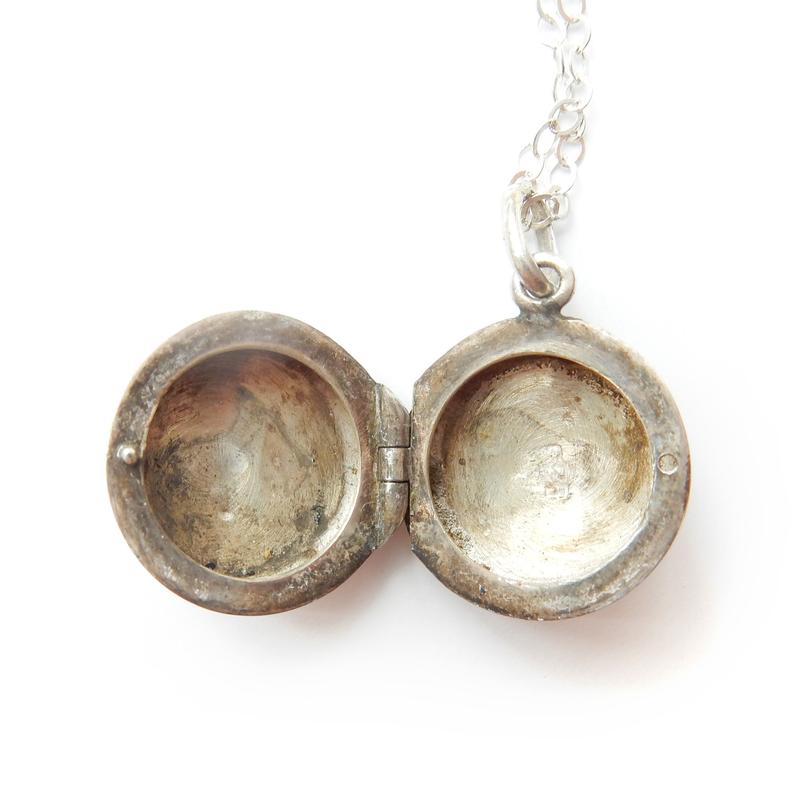 Vintage Sterling Silver Dainty Circle Locket Necklace