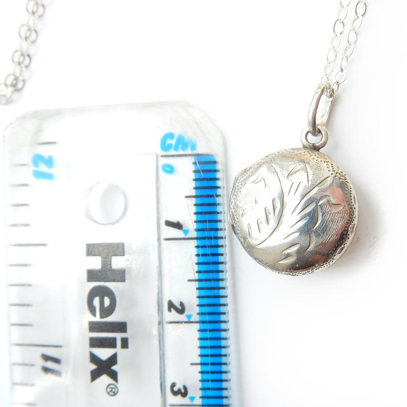 Vintage Sterling Silver Dainty Circle Locket Necklace