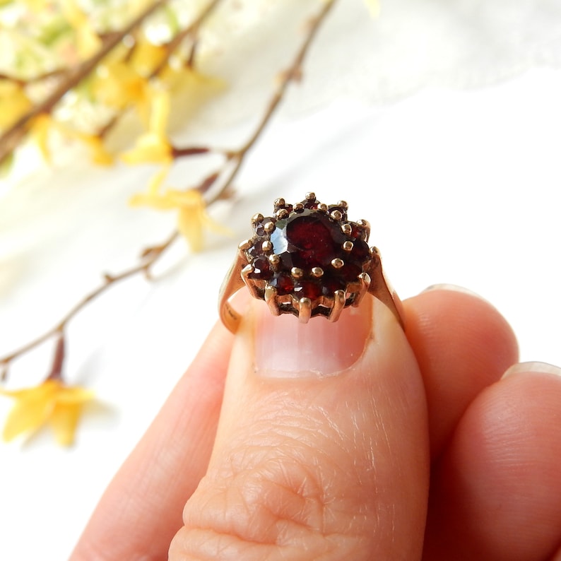 Vintage 9 Carat Gold Garnet Daisy Ring US Size 7