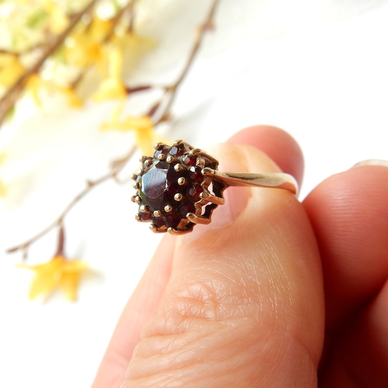 Vintage 9 Carat Gold Garnet Daisy Ring US Size 7