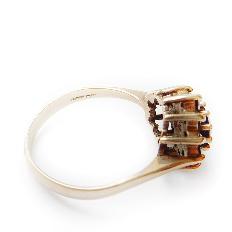 Vintage 9 Carat Gold Garnet Daisy Ring US Size 7