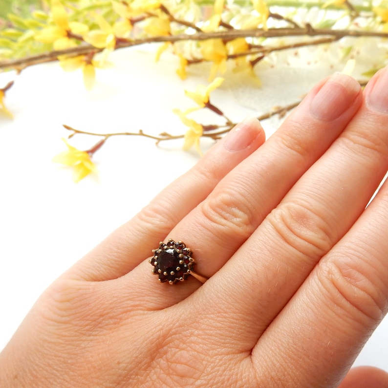 Vintage 9 Carat Gold Garnet Daisy Ring US Size 7