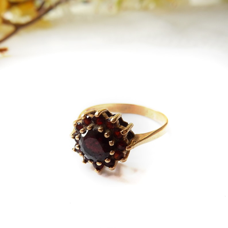 Vintage 9 Carat Gold Garnet Daisy Ring US Size 7