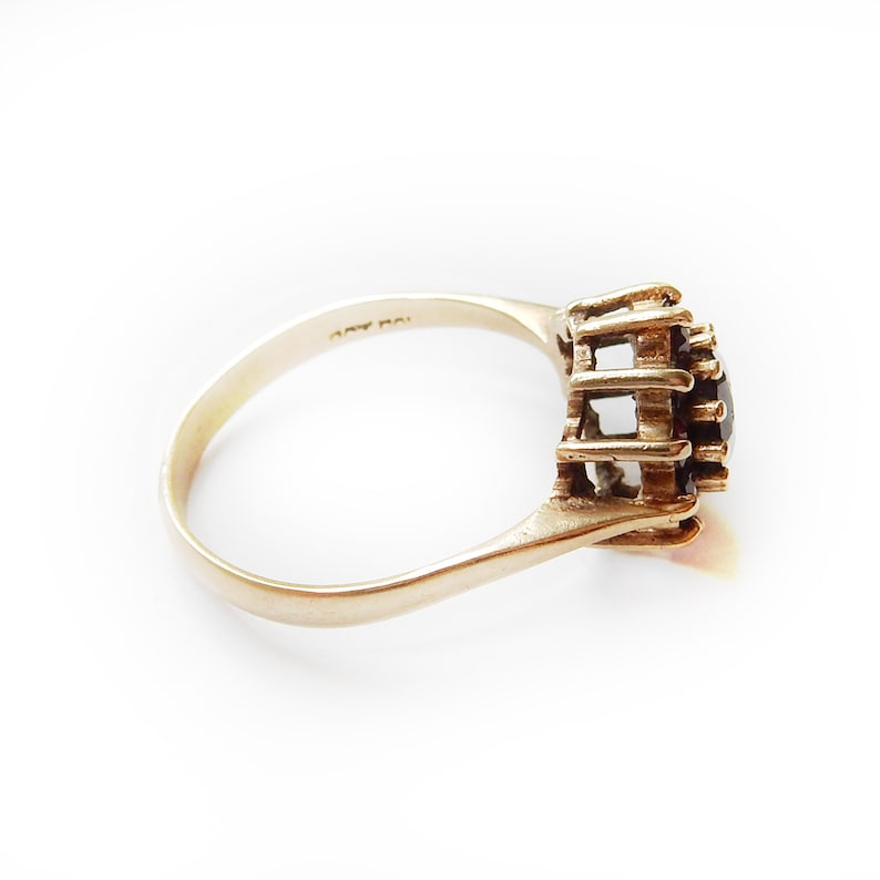 Vintage 9 Carat Gold Garnet Daisy Ring US Size 7