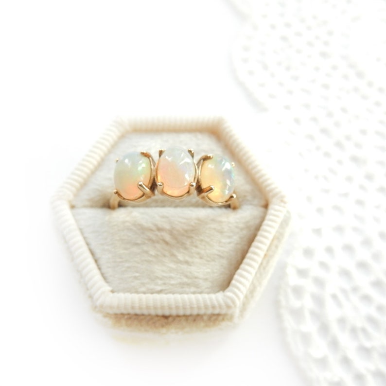 Vintage 9k Gold Opal Trilogy Ring Size 7