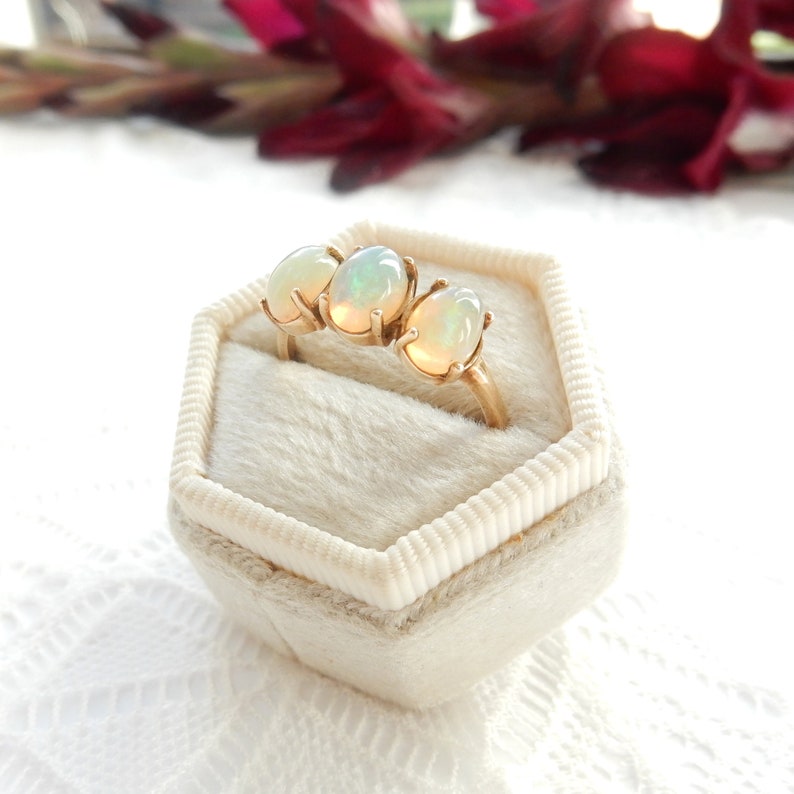 Vintage 9k Gold Opal Trilogy Ring Size 7