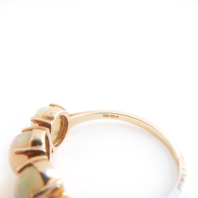 Vintage 9k Gold Opal Trilogy Ring Size 7