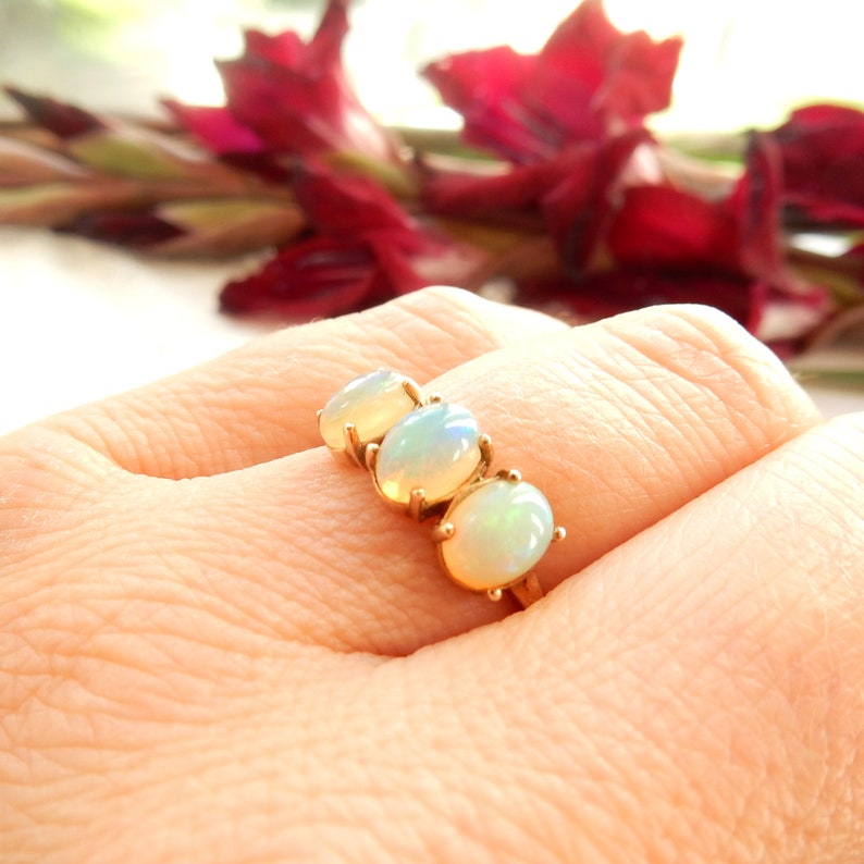 Vintage 9k Gold Opal Trilogy Ring Size 7