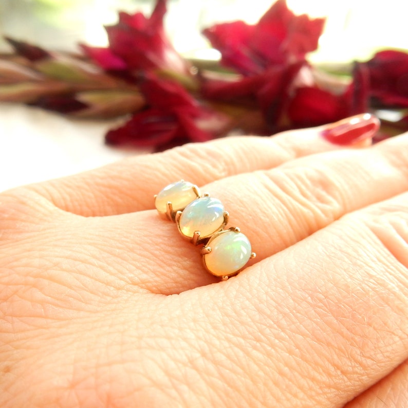 Vintage 9k Gold Opal Trilogy Ring Size 7