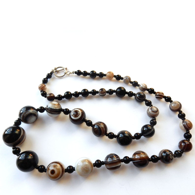Vintage Sterling Silver Banded Agate Hand Knotted Bead Necklace (25inches)