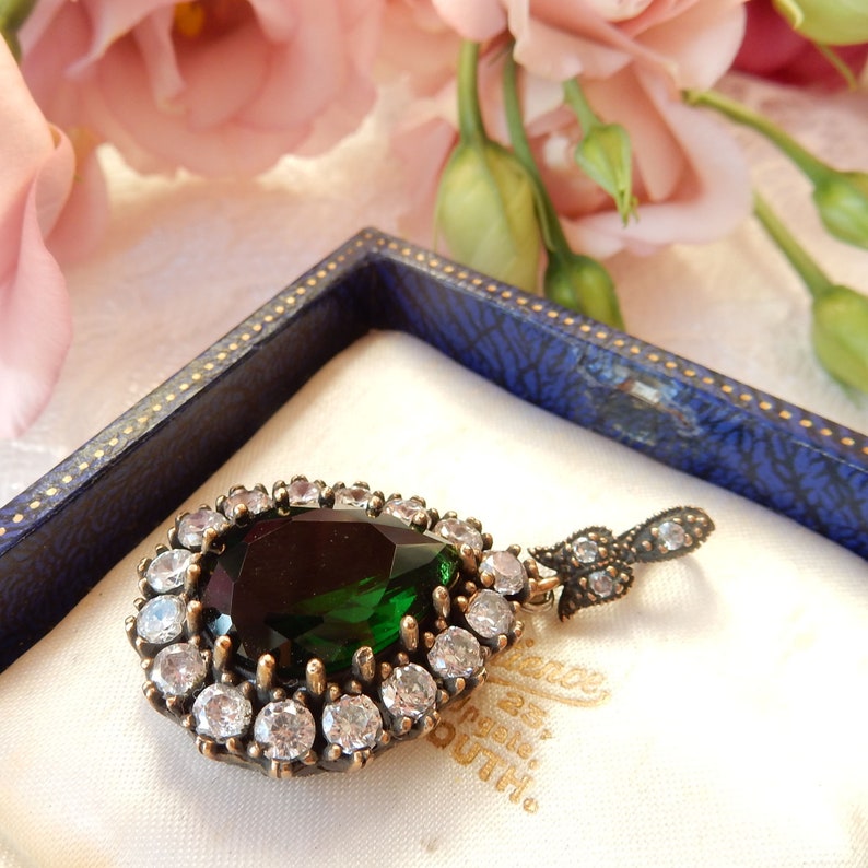 Vintage Sterling Silver Emerald Green Chalcedony Pendant