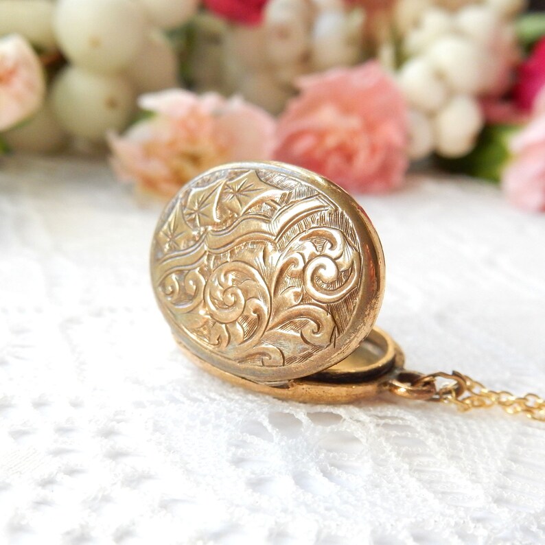 Antique Rolled Gold Photo Locket Necklace