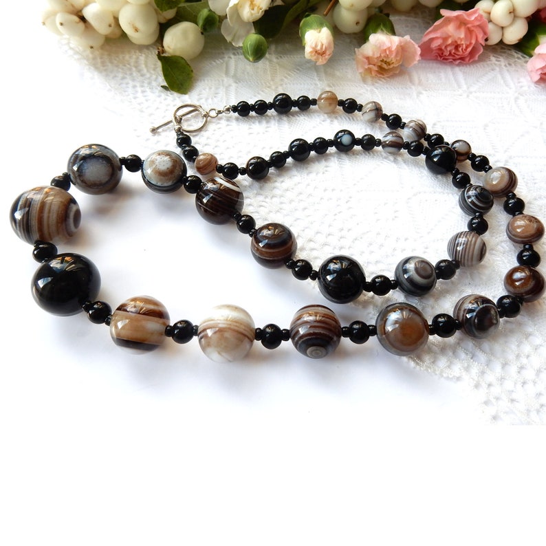 Vintage Sterling Silver Banded Agate Hand Knotted Bead Necklace (25inches)