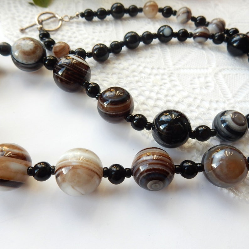 Vintage Sterling Silver Banded Agate Hand Knotted Bead Necklace (25inches)