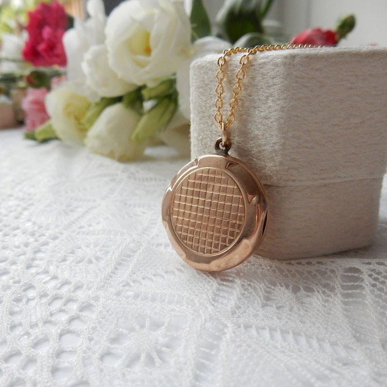 Vintage 9ct Gold Gold Back & Front Circle Locket Necklace