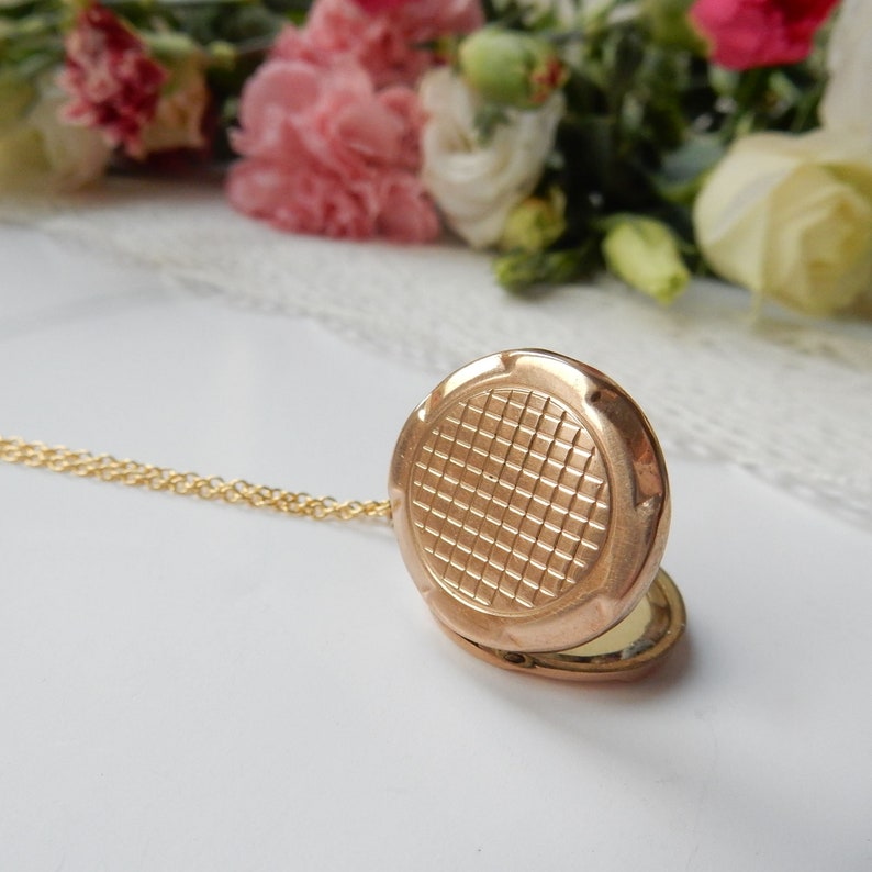 Vintage 9ct Gold Gold Back & Front Circle Locket Necklace
