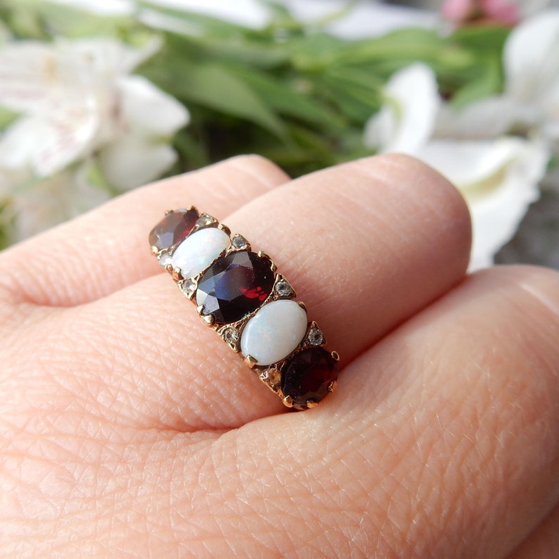 Antique 9ct Gold Garnet & Opal Ring SIZE 6.5