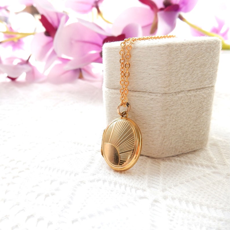 Vintage 9ct Gold Back & Front Sunburst Locket with Chain