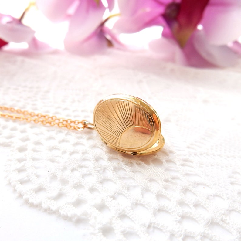 Vintage 9ct Gold Back & Front Sunburst Locket with Chain