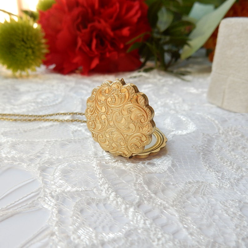 Vintage 14ct Rolled Gold Scallop Edge Locket & Chain