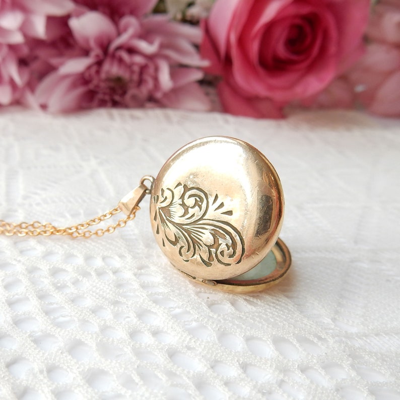 Vintage Rolled Gold Circle Locket & Chain