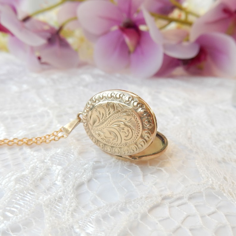 Vintage 9ct Gold Back & Front Oval Locket with Chain