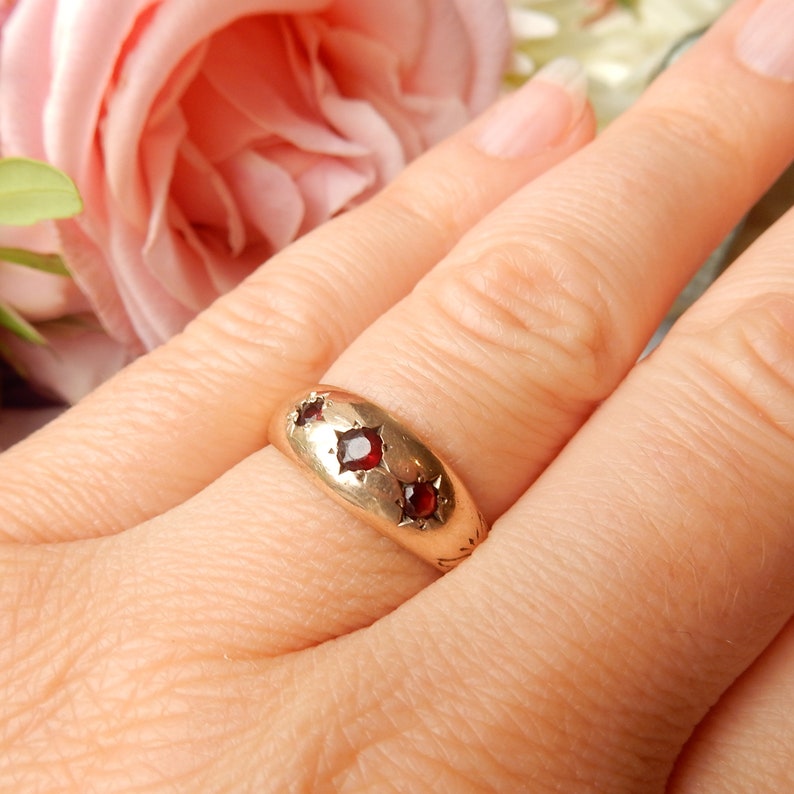 Vintage 9ct Gold Garnet Starburst Gypsy Ring