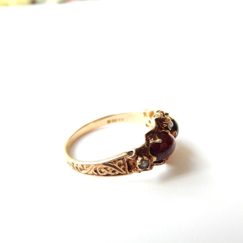 Vintage 9ct Gold Garnet & Seed Pearl Ring