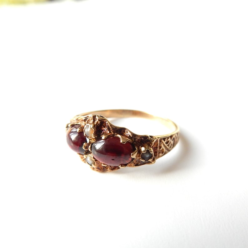 Vintage 9ct Gold Garnet & Seed Pearl Ring