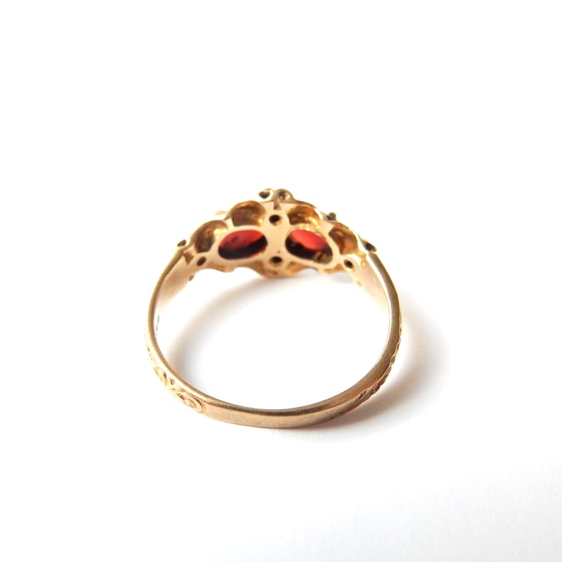 Vintage 9ct Gold Garnet & Seed Pearl Ring