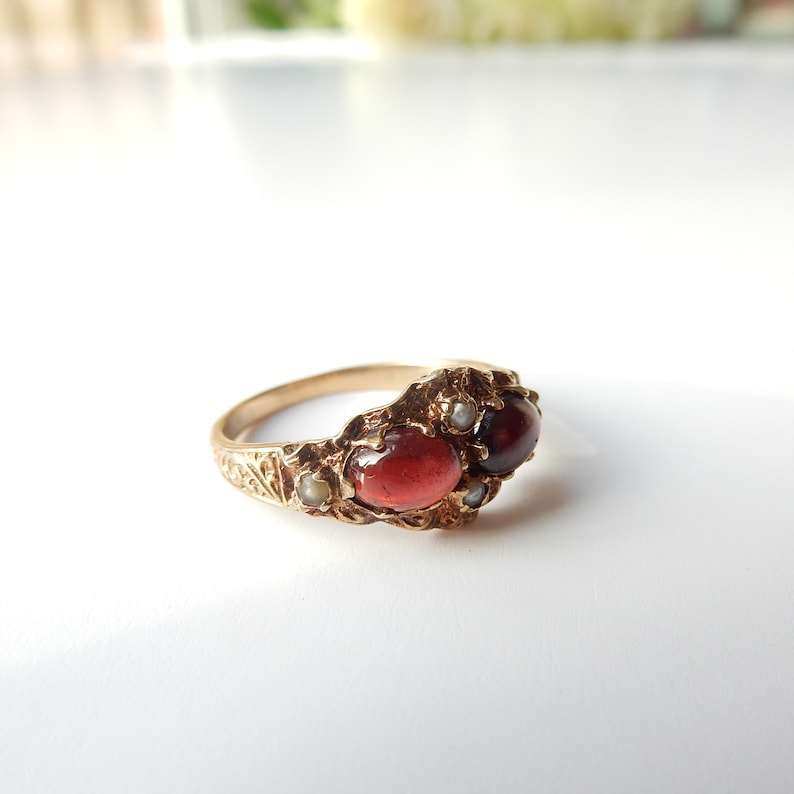 Vintage 9ct Gold Garnet & Seed Pearl Ring