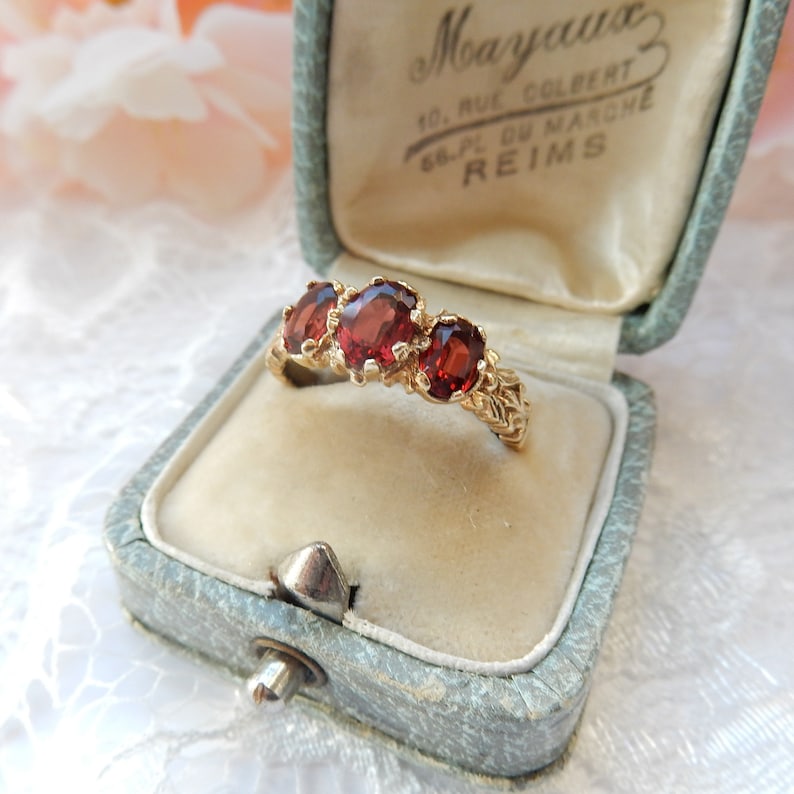 Vintage 9ct Gold Almandine Garnet Trilogy Ring