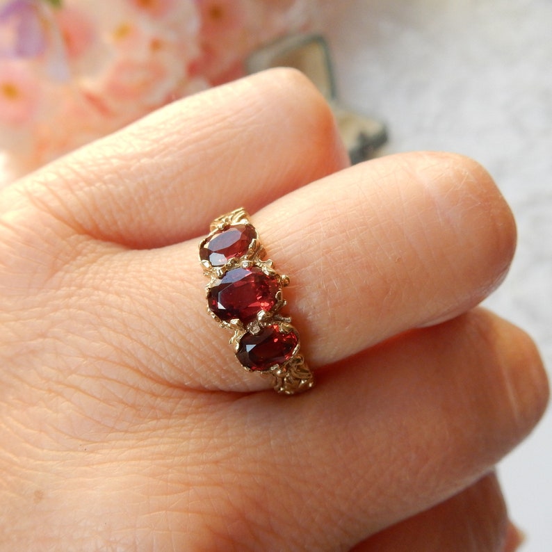 Vintage 9ct Gold Almandine Garnet Trilogy Ring